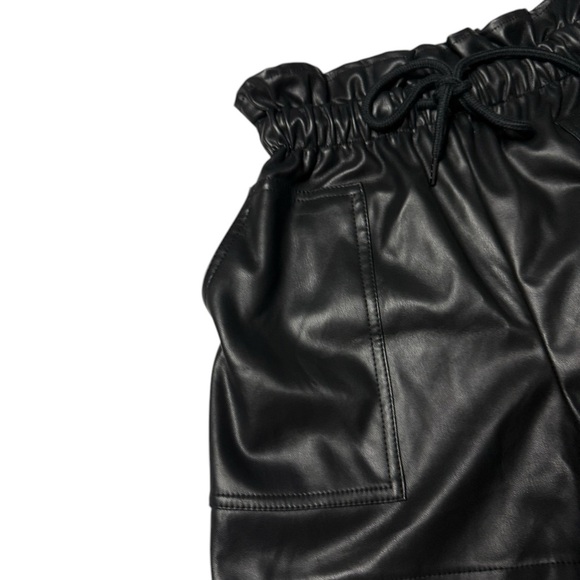 New Urban Outfitters Black Faux Leather High Waist Shorts Size Small - Picture 2 of 9
